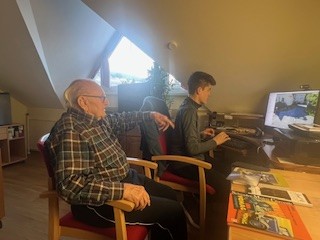 Urenkel Arvid hilft Opa Werner am PC