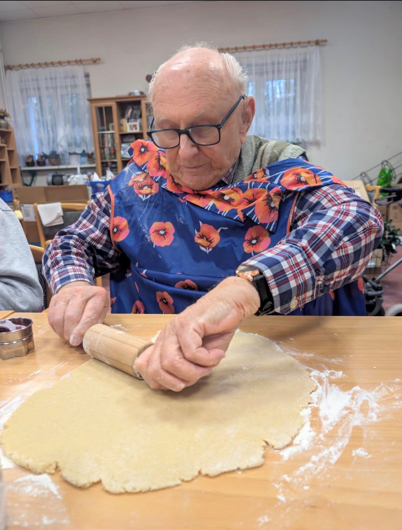 Opa Werner beim Plätzchen backen