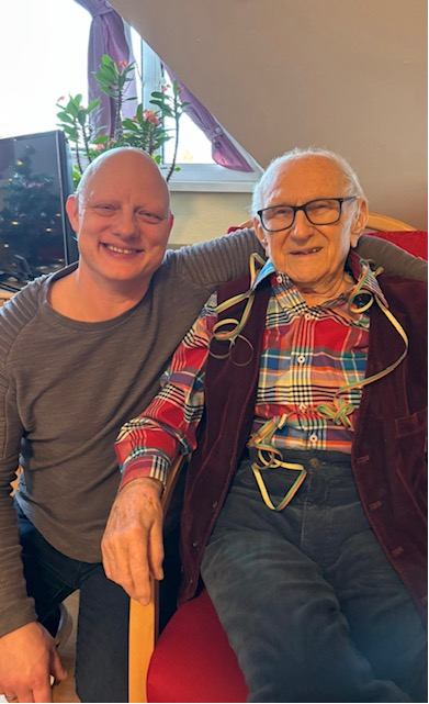 René Überschär (Heimleitung) mit Opa Werner